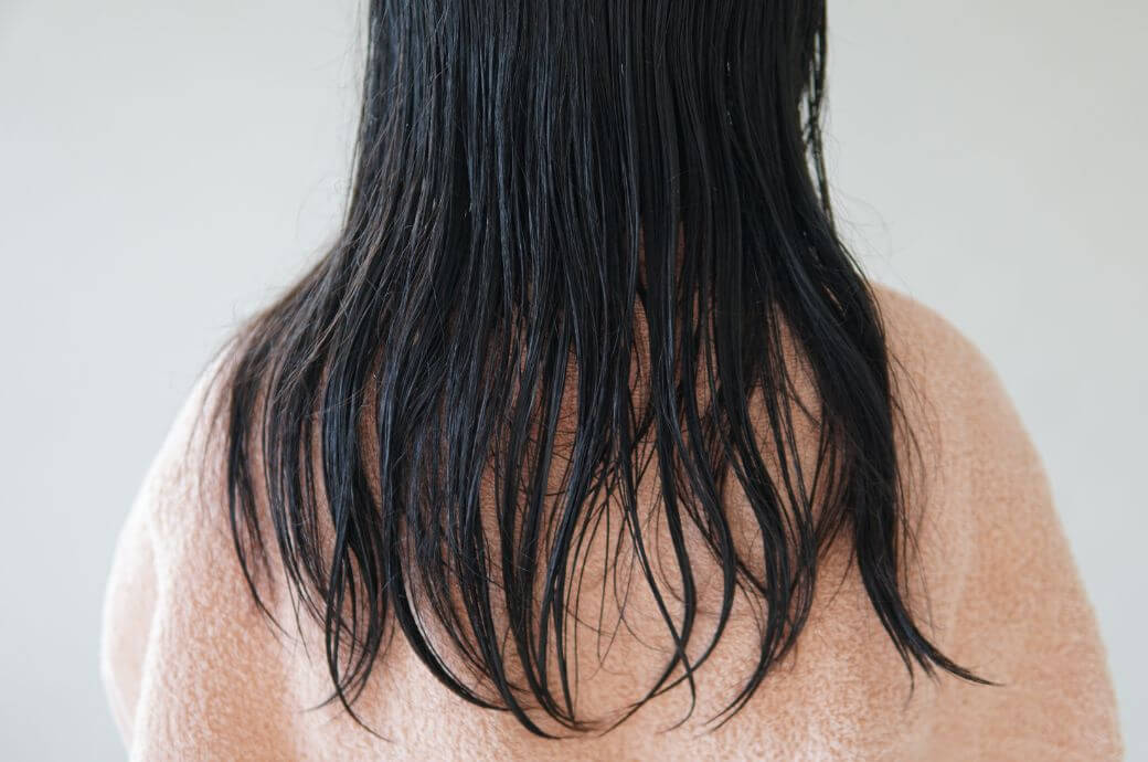 入浴後に髪を乾かす ドライヤーでキューティクルを守るケア