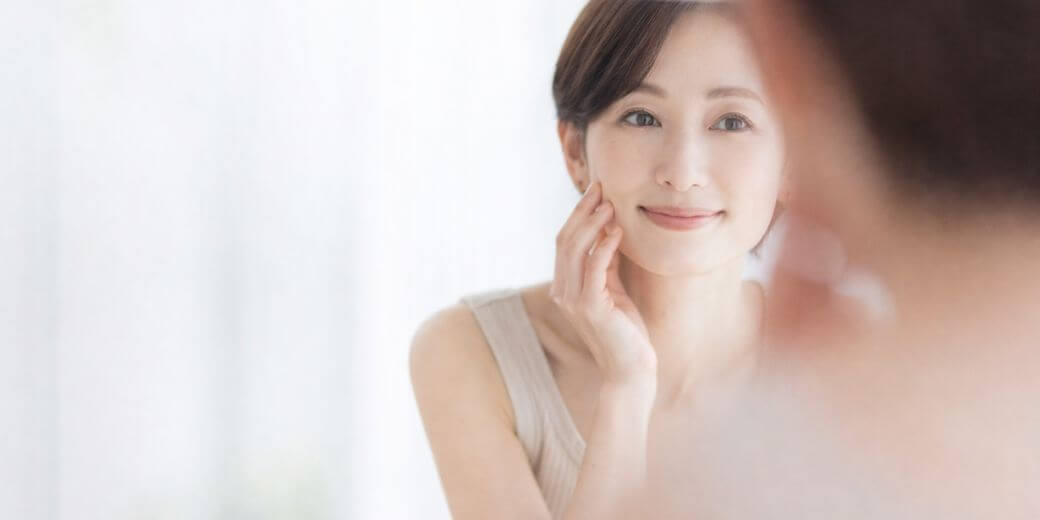 フェイシャルエステでリラックスする女性 美容と癒しの時間