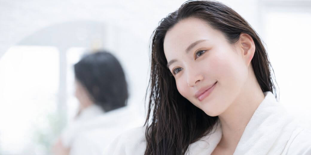 バスタイム後のリラックスした女性 美容習慣で整った肌と髪のイメージ