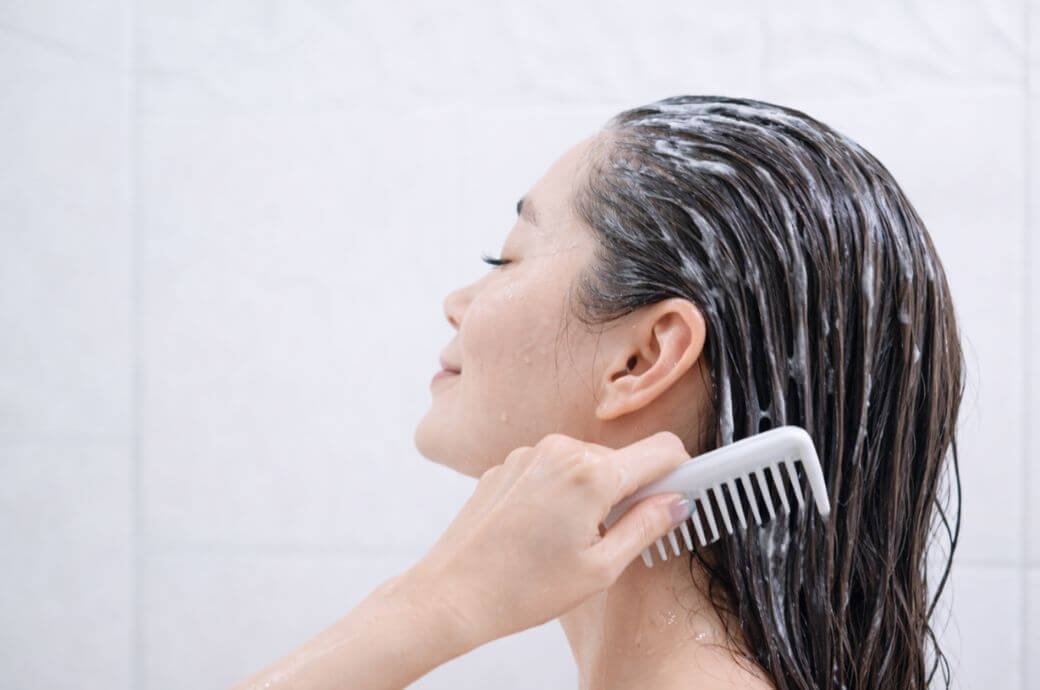 トリートメントを髪全体になじませる方法 コームで均一に整える