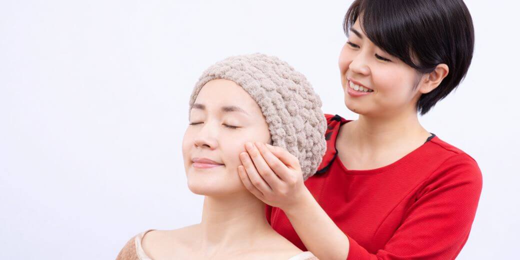 フェイシャルエステでのマッサージ施術イメージ 手の温もりによるケア